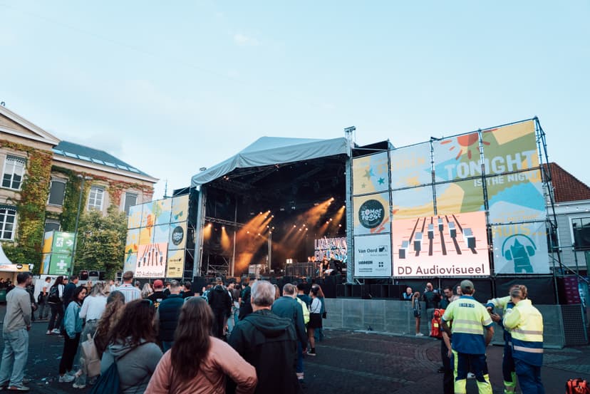 Overdekt podium huren